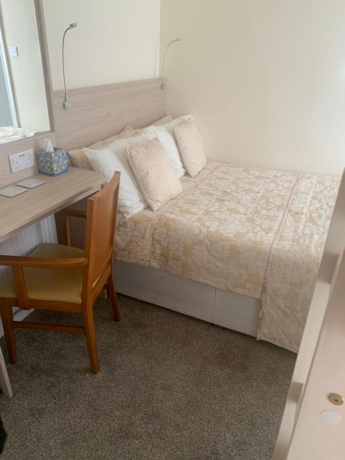 The Stafford Bed & Breakfast Блекпул Екстериор снимка