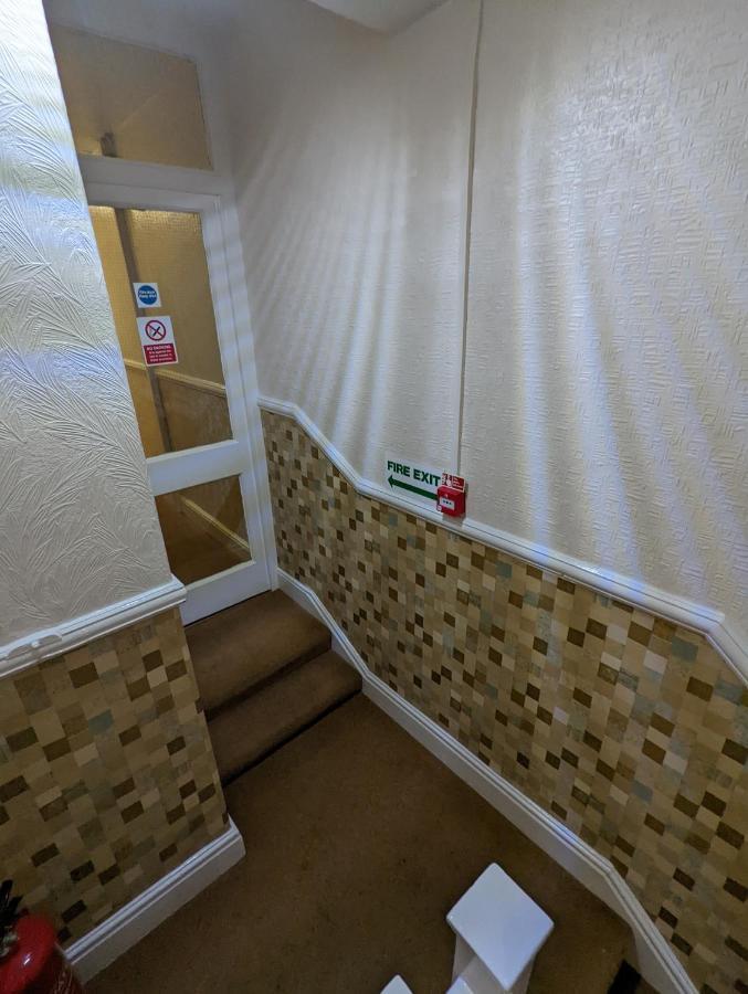 The Stafford Bed & Breakfast Блекпул Екстериор снимка