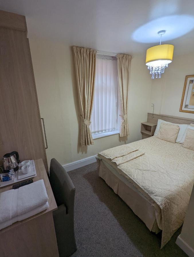 The Stafford Bed & Breakfast Блекпул Екстериор снимка