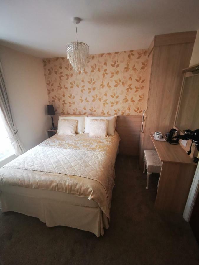 The Stafford Bed & Breakfast Блекпул Екстериор снимка