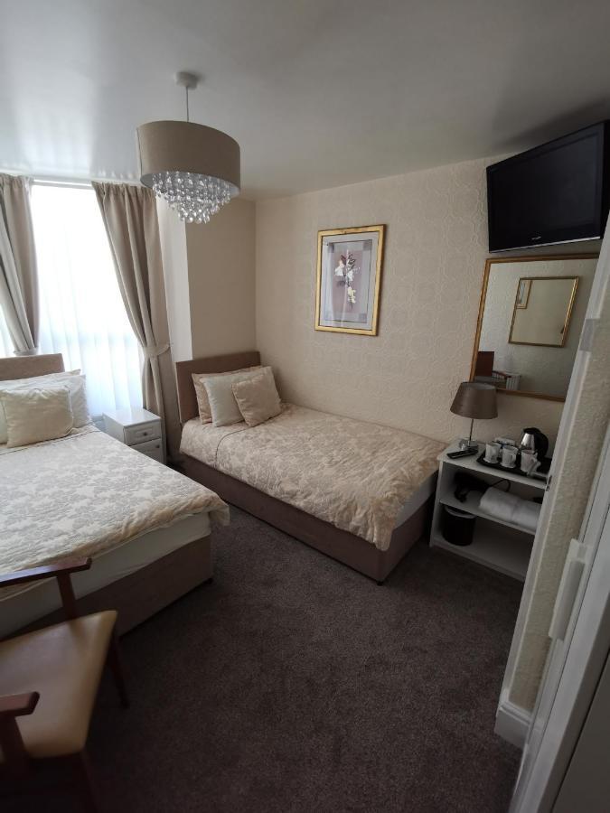 The Stafford Bed & Breakfast Блекпул Екстериор снимка