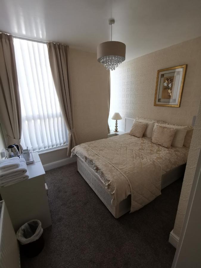 The Stafford Bed & Breakfast Блекпул Екстериор снимка