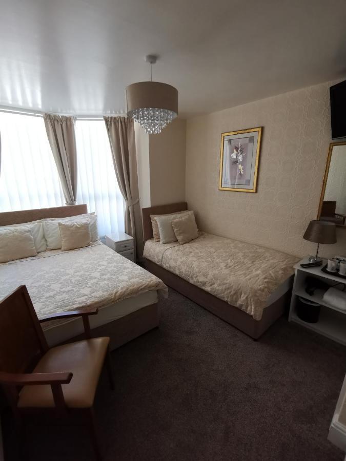The Stafford Bed & Breakfast Блекпул Екстериор снимка